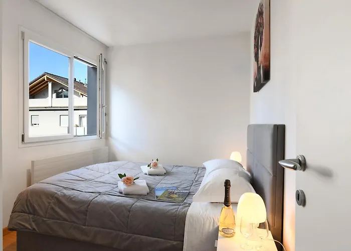 Santi Few Min From - Happy לוגאנו